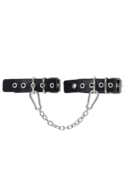 Черные оковы из одного ремешка с люверсами