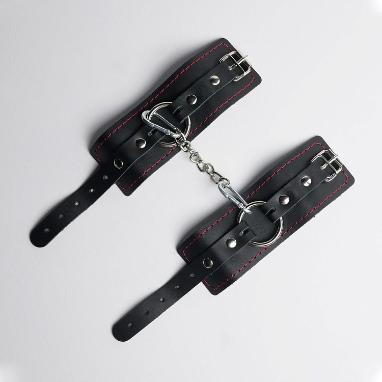 Черные кожаные наручники с красной строчкой