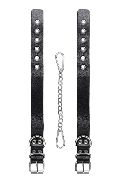 Черные оковы из одного ремешка с люверсами