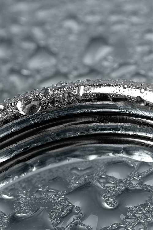 Металлическое кольцо на пенис