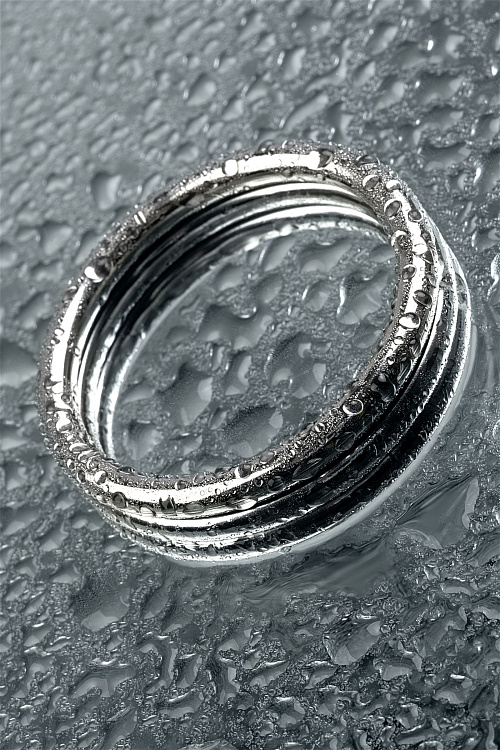 Металлическое кольцо на пенис