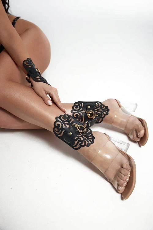 Черный фигурные оковы с золотистой фурнитурой