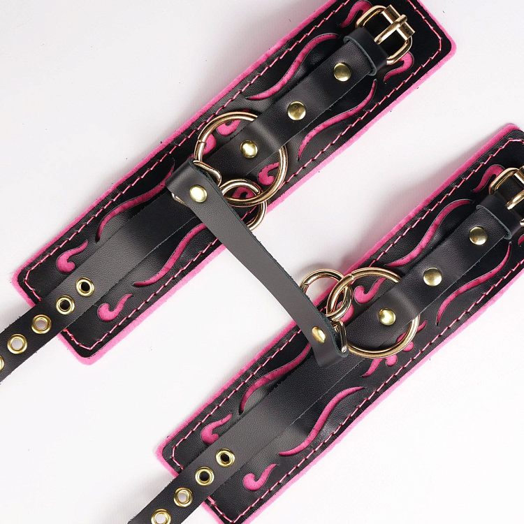 Черные кожаные оковы с розовой строчкой