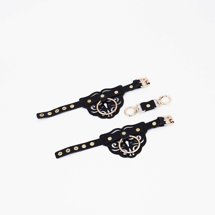 Черные кожаные наручники с клепками, кольцами и золотистой фурнитурой