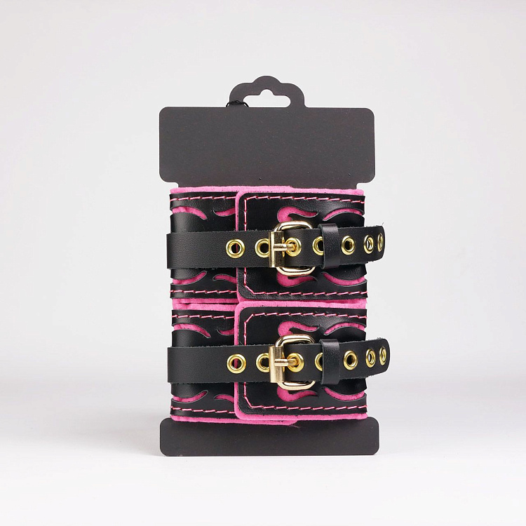 Черные кожаные оковы с розовой строчкой