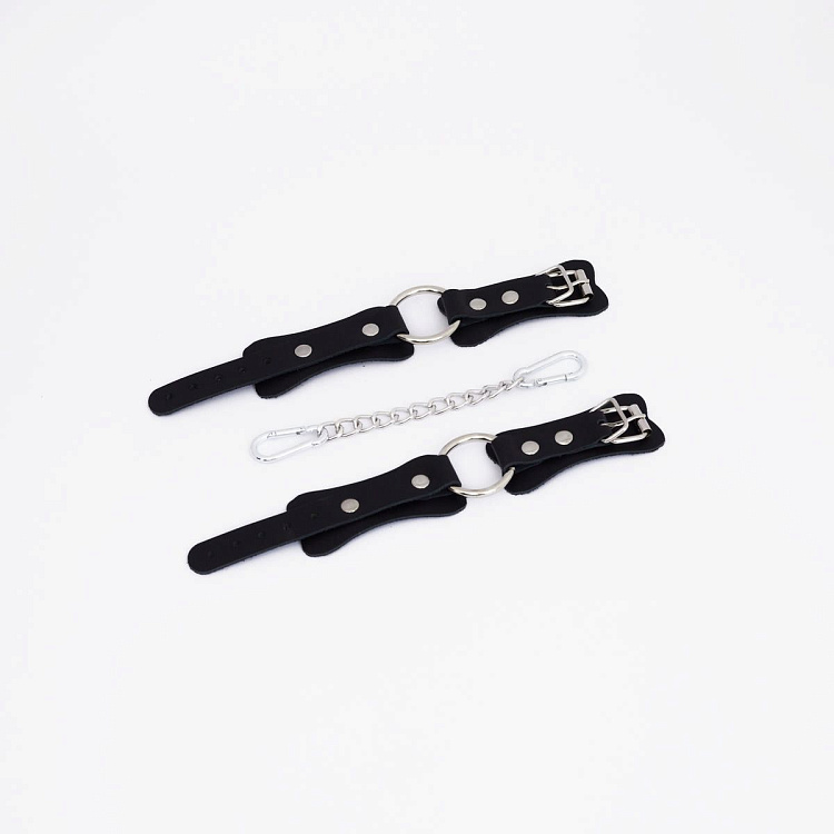 Черные кожаные наручники с кольцом