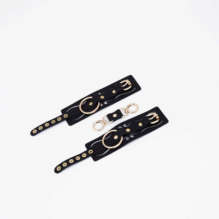 Черные кожаные наручники с золотистой фурнитурой