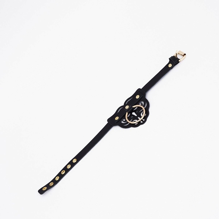 Черный чокер с клепками и золотистой фурнитурой