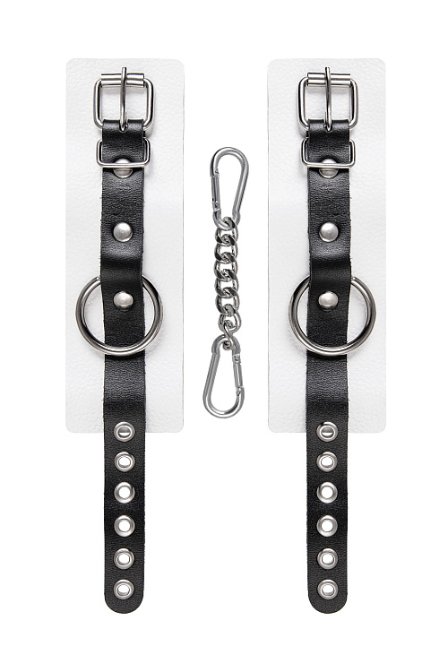 Бело-черные кожаные наручники с одним ремешком с люверсами