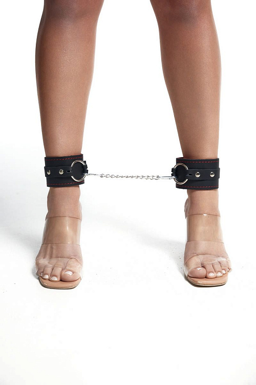 Черно-красные кожаные оковы