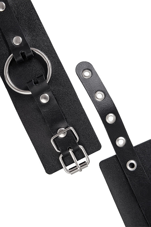 Черные наручники из толстой натуральной кожи с люверсами